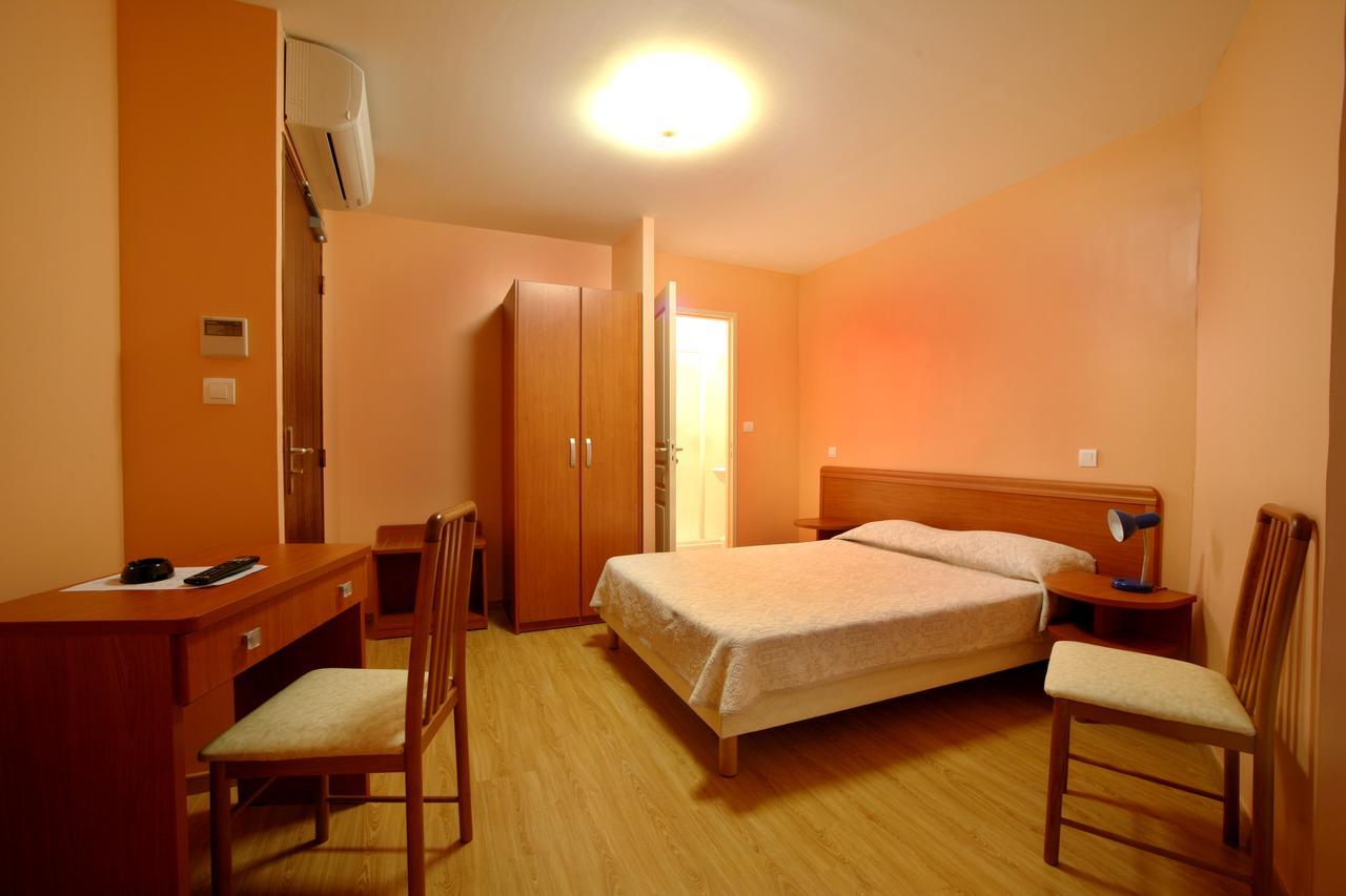 Hotel Le Dauphin Ajaccio  Bagian luar foto